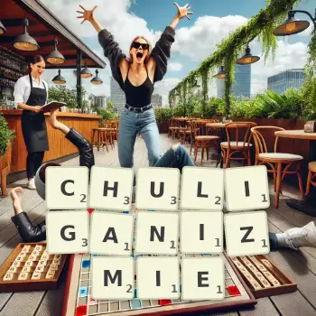 Kreatywna ilustracja do gry w Scrabble ze słowem CHULIGANIZMIE ułożonym z płytek na planszy.